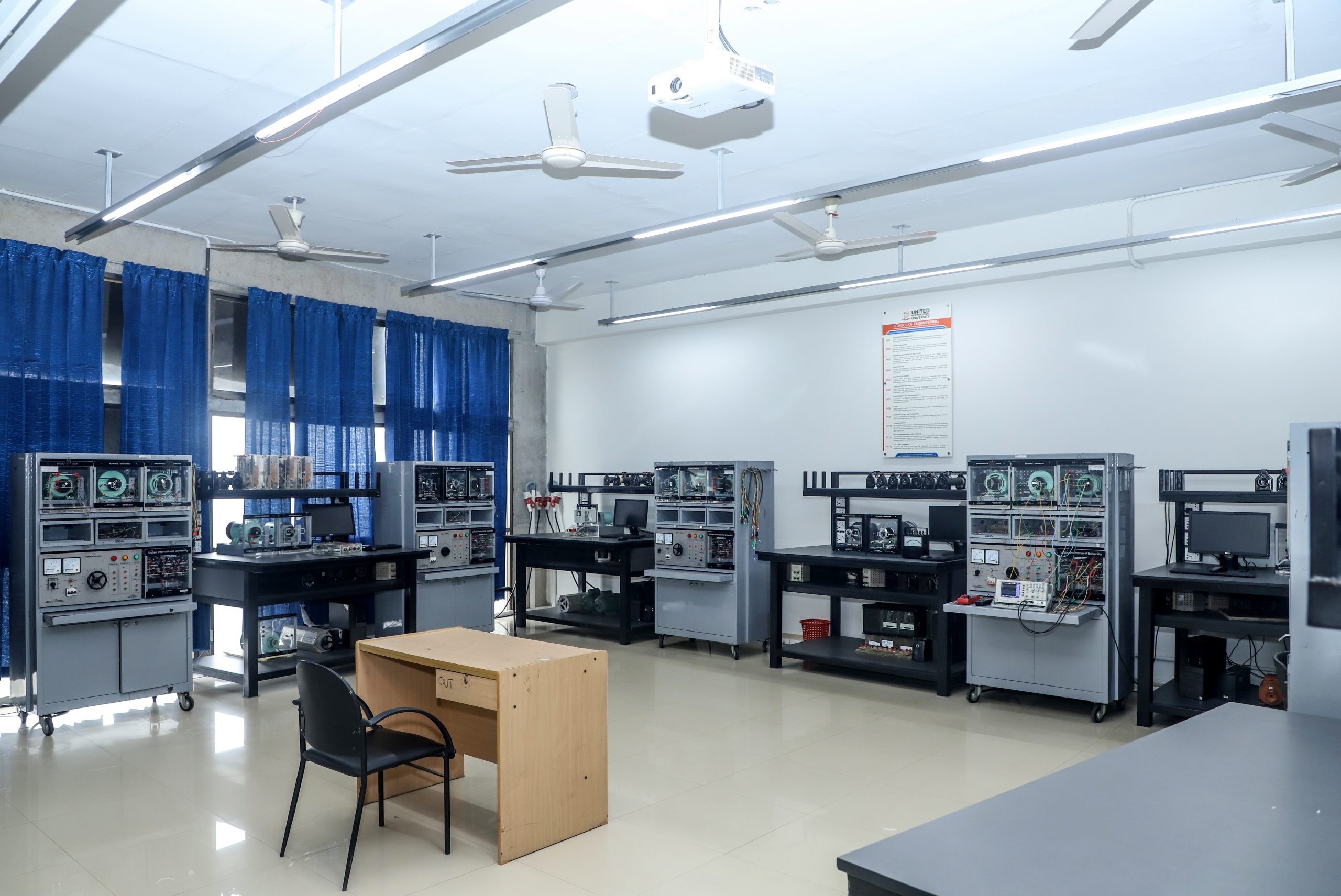 EEE students working in modern lab